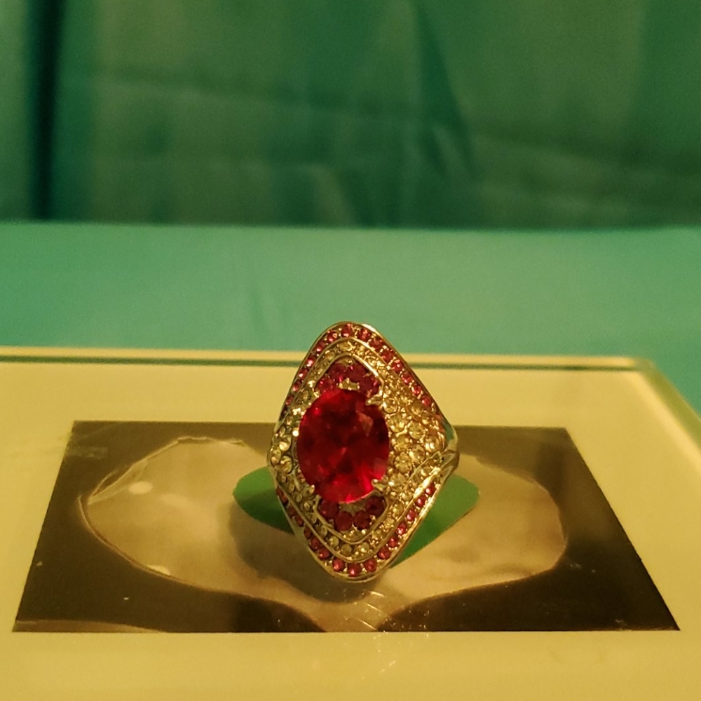 Beautiful womens size 9 red, white stone on silver